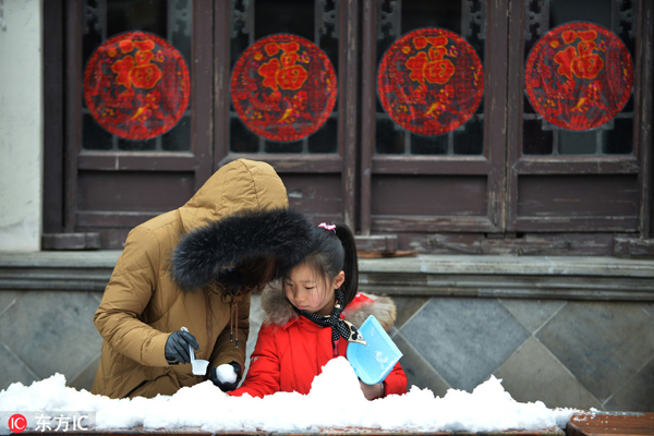 Snow falls in Wuxi during Spring Festival holiday