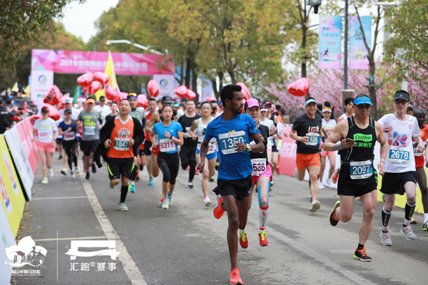 Yangshan half marathon takes place in Wuxi