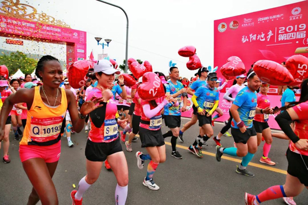 Over 5,000 runners enjoy women-oriented marathon in Wuxi