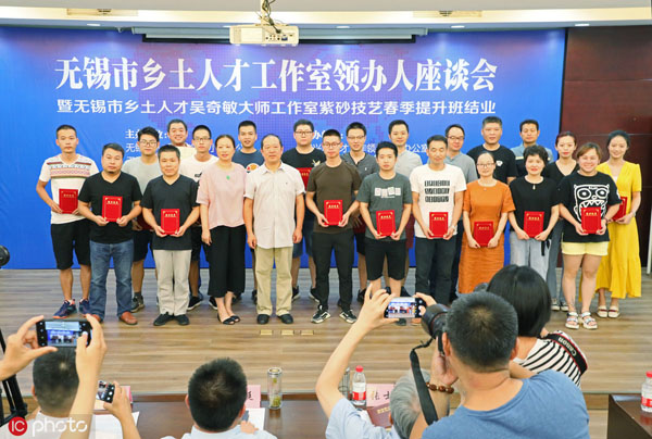 Yixing craftsman opens classes for young workers