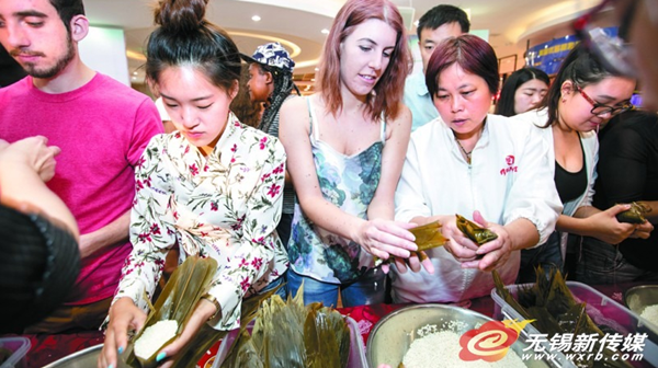 Jiangnan Univeristy teaches overseas students how to wrap zongzi
