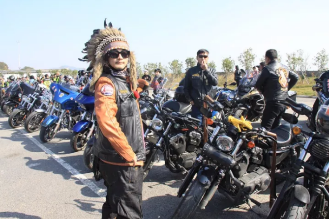 500 bikers cruise around Taihu Lake
