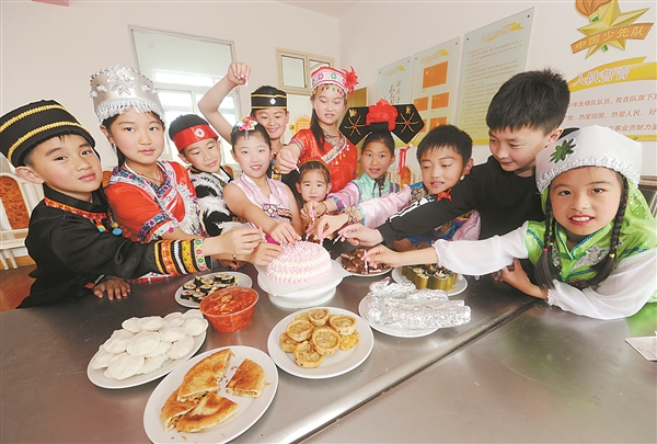 Children of ethnic minorities celebrate Children's Day