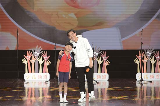 Poem holds hands of TV hosts and Zhangjiagang teenagers