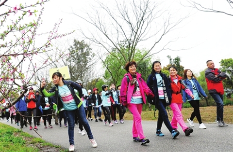 Zhangjiagang residents celebrate healthy hiking