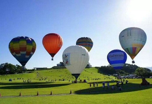 Tourists soar across Shazhou at hot air balloon carnival