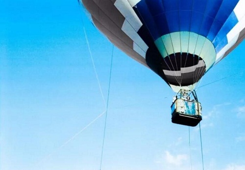 Tourists soar across Shazhou at hot air balloon carnival