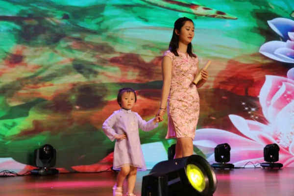 Glorious cheongsam show lightens Jinfeng town