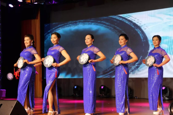 Glorious cheongsam show lightens Jinfeng town