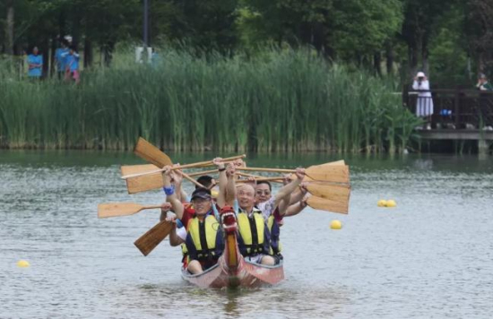 Boat race lights up Dragon Boat Festival