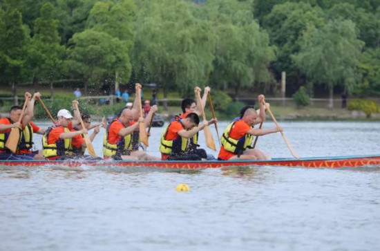 Boat race lights up Dragon Boat Festival