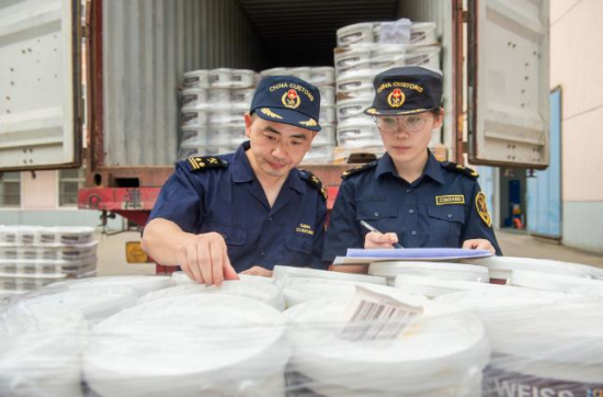 China-Europe freight train arrives at Zhangjiagang port