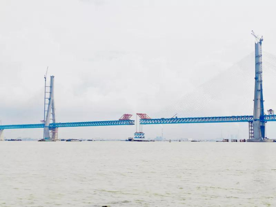 Zhangjiagang Yangtze River Bridge nears connection