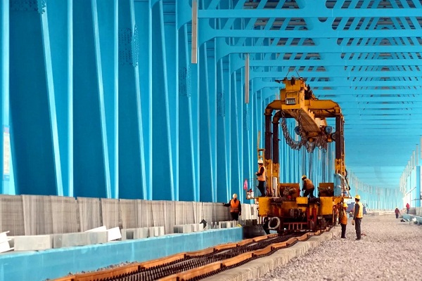 Track-laying begins for Shanghai-Nantong Bridge