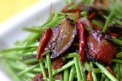 Sautéed Preserved Pork with Artemisia Selengensis Turcz