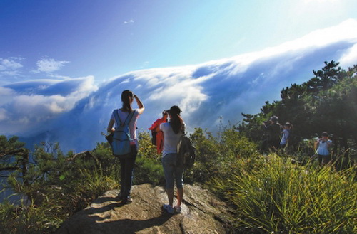 Beautiful clouds sweep across Lushan Mountain