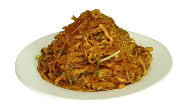 Rice noodles with sautéed meat and pickles