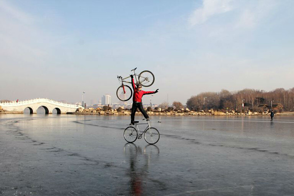 Changchun man performs bicycle stunt on ice