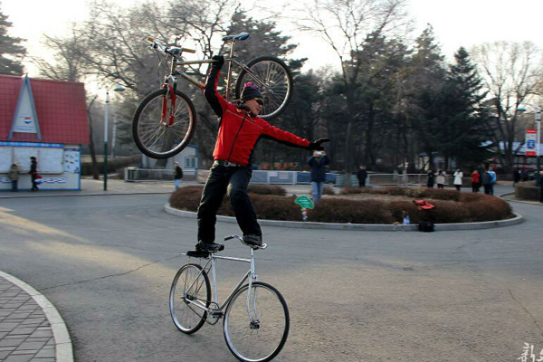 Changchun man performs bicycle stunt on ice