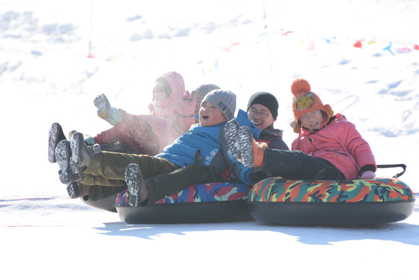 Jilin: Kids have fun sledging on a cold winter day