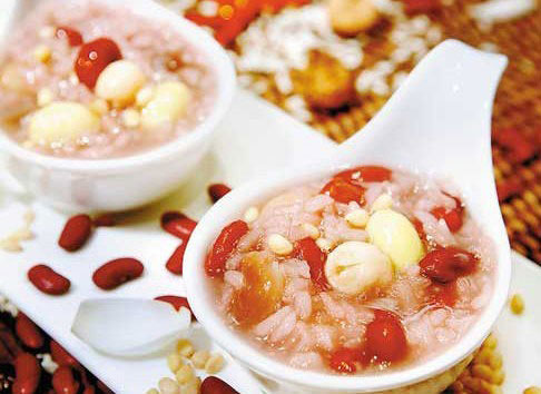Northeast China city embraces the cold weather with free congee