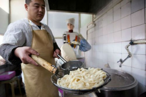 Robot noodle-maker gets the attention of students