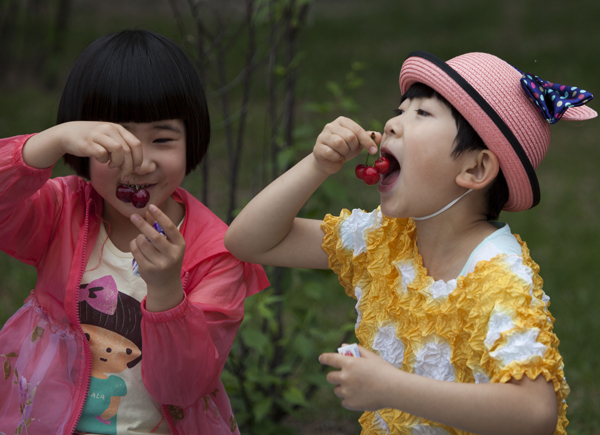 NE Chinese children have a festive amusement park visit
