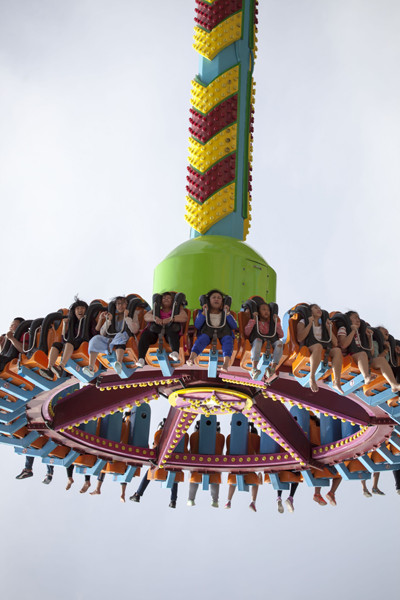 NE Chinese children have a festive amusement park visit