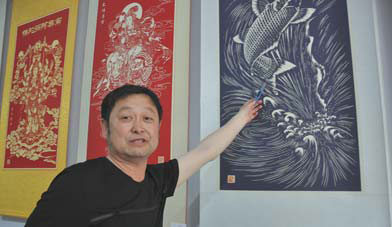 Paper carving expert promotes family skill