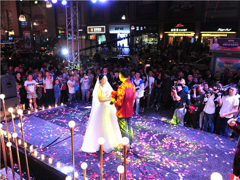 Young couples exchange vows on Chinese Qixi Festival