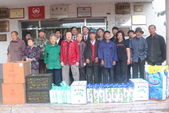 NE China hotel staff visiting nursing home for Mid-Autumn Festival