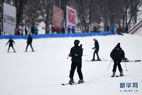 NE China tourists have fun skiing