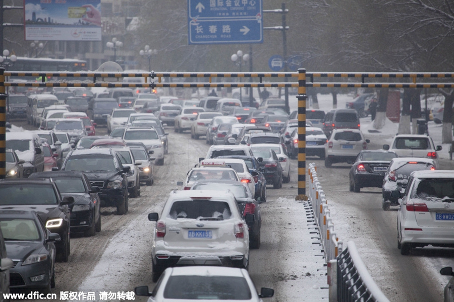 Snow hits North China as temperature drops