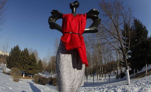 NE China holds sculpture fashion show