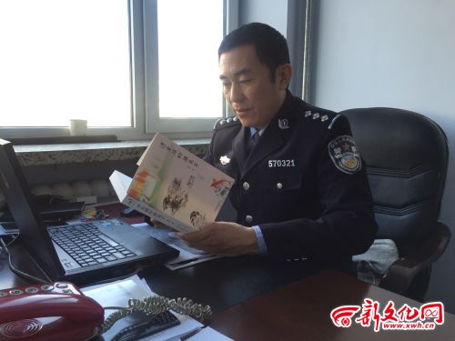 NE China police officers finds himself a celebrated online author