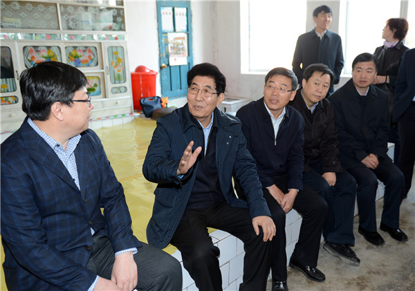Party secretary emphasizing poverty reduction in NE China