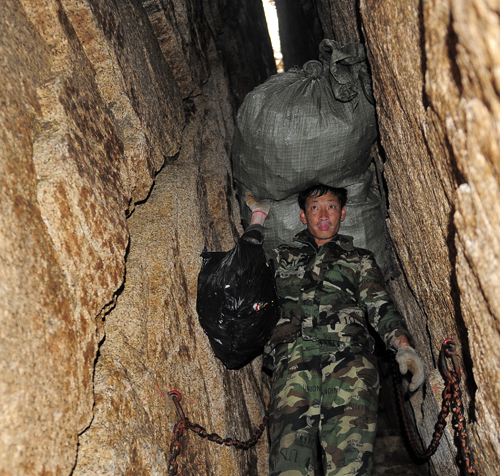 Cleaner on Tianhua Mountain