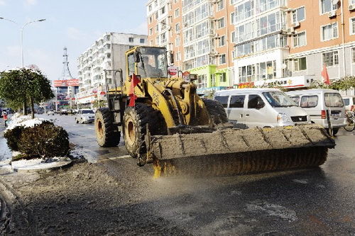 Dandong clears snow on major streets