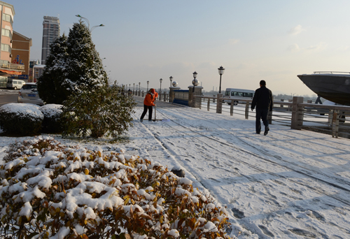 Dandong citizens enjoy first snow