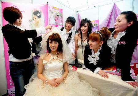 Wedding-themed expos are held in two cities