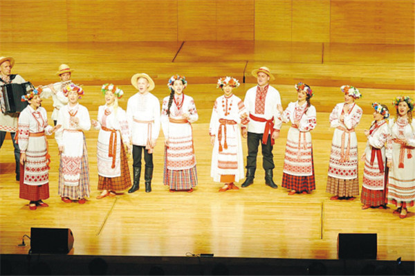 Belarus chorus members learn Chinese fan dance