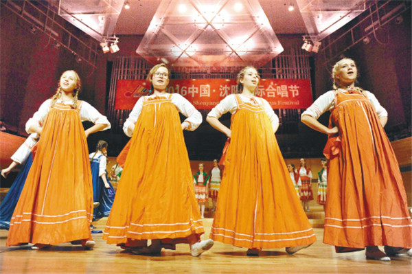 Belarus chorus members learn Chinese fan dance