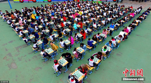 Shenyang students and parents play chess