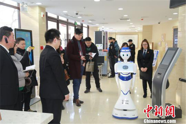 Robot provides legal advice at Shenyang court