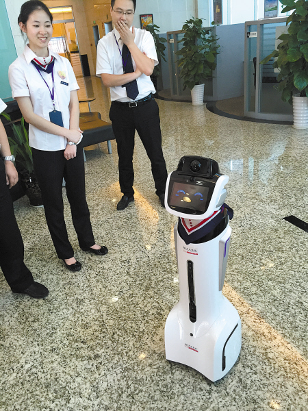 Service robot debuts in Ningbo's bank