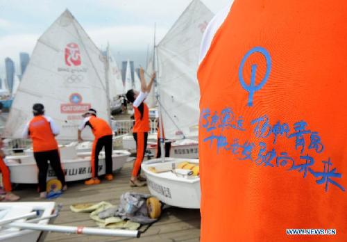 Chinese young people take sailing training in Qingdao