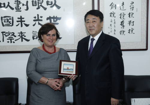 Dutch delegation visit Qingdao commerce bureau