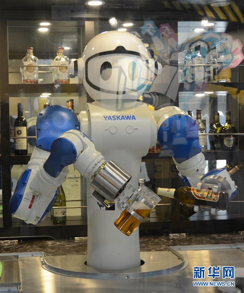 Robotic barman pulls pints at Qingdao beer festival