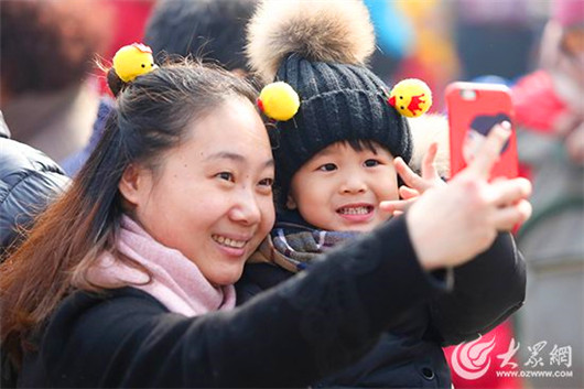 Chicken hairpins popular at Qingdao fair