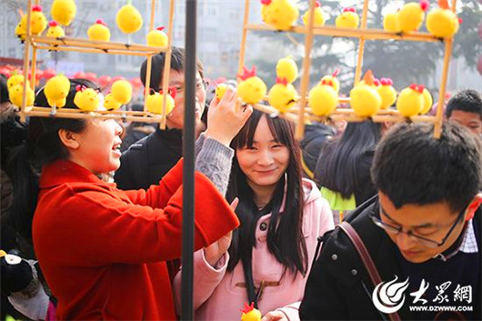 Chicken hairpins popular at Qingdao fair